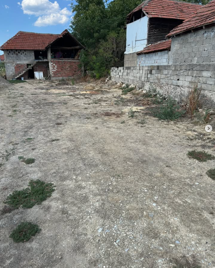 Isplanirano dvorište između pomoćnih objekata