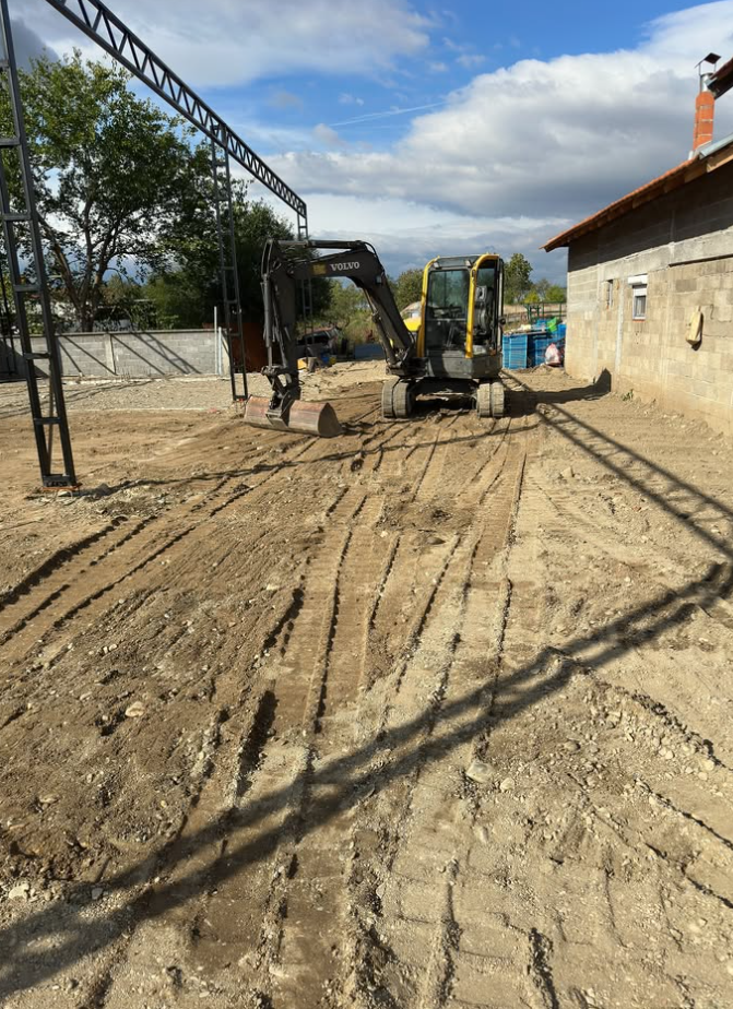 Bager tokom planiranja terena ispod nadstrešnice