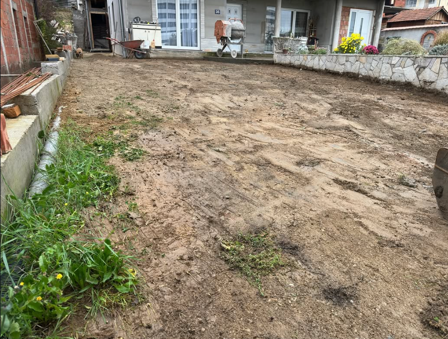 Poravnato dvorište pripremljeno za nasipanje