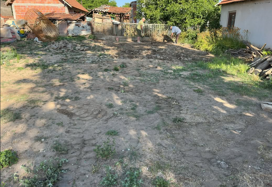 Poravnato i očišćeno dvorište uz kuću