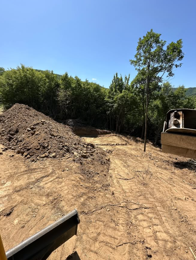 Trasa novog puta sa deponovanim materijalom