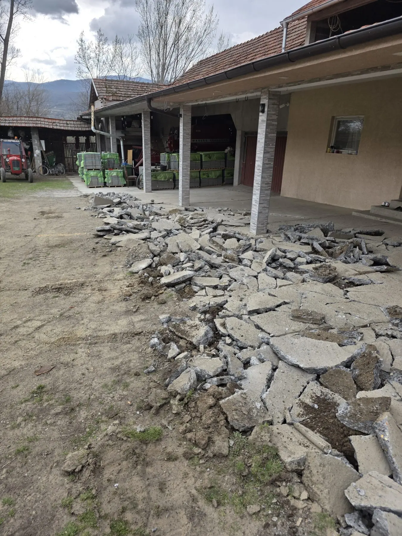 Razbijen beton pripremljen za utovar i odvoz