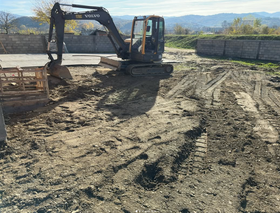 Bager sa nožem tokom ravnanja terena
