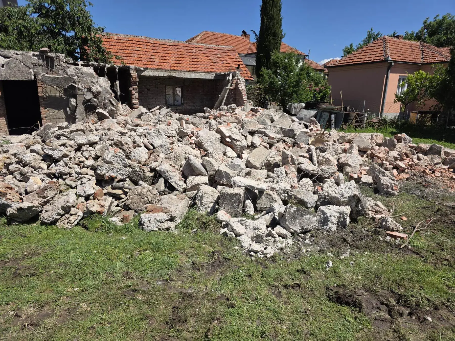 Šut nakon rušenja spreman za odvoz