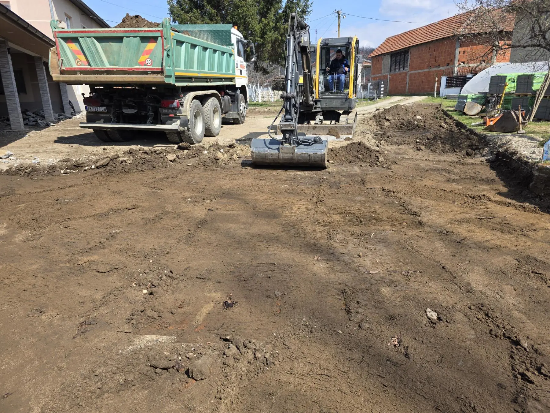 Kiper i bager tokom utovara i odvoza materijala