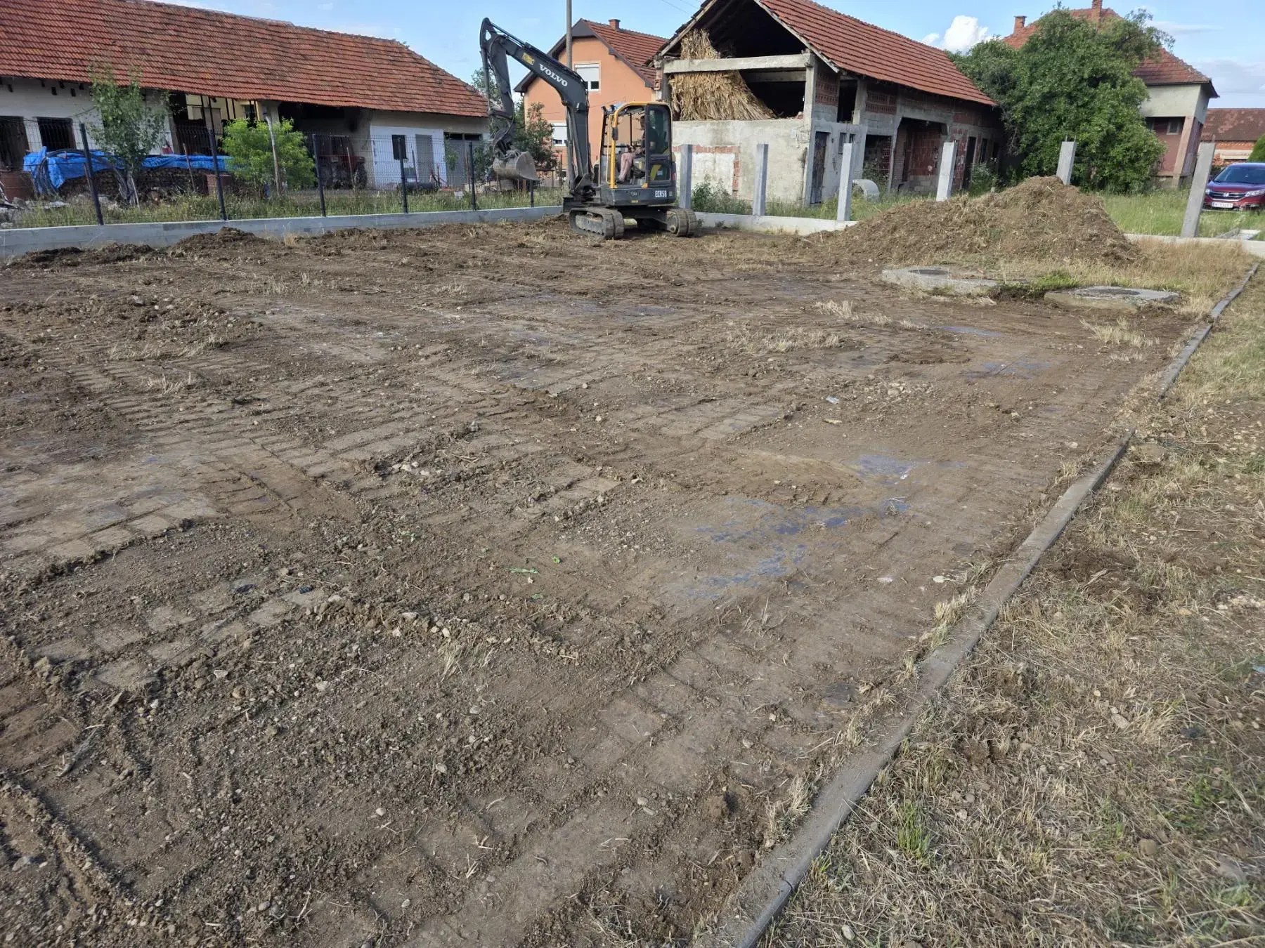 Bager na iskopu i pripremi placa