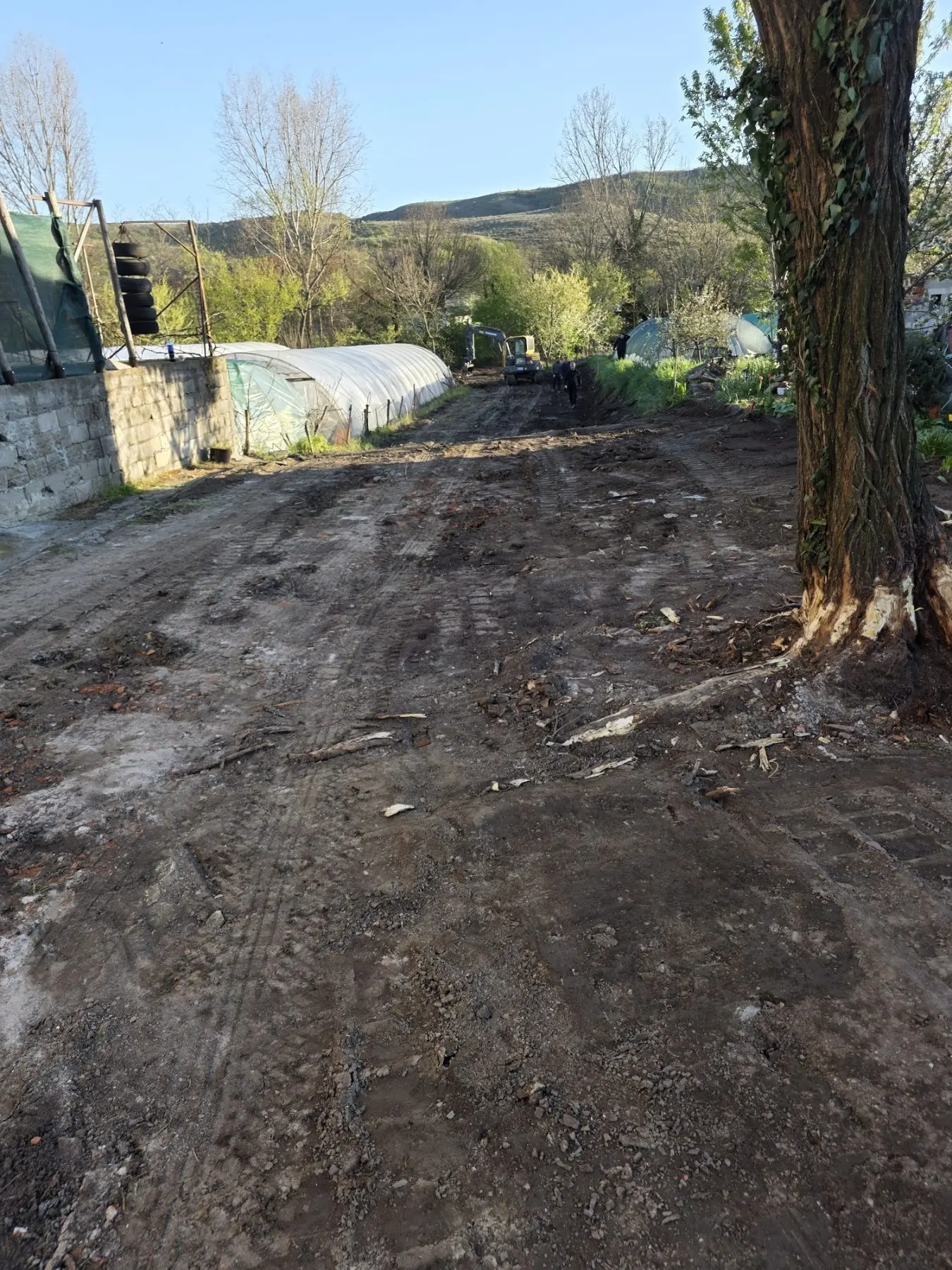 Poravnato i očišćeno dvorište posle planiranja