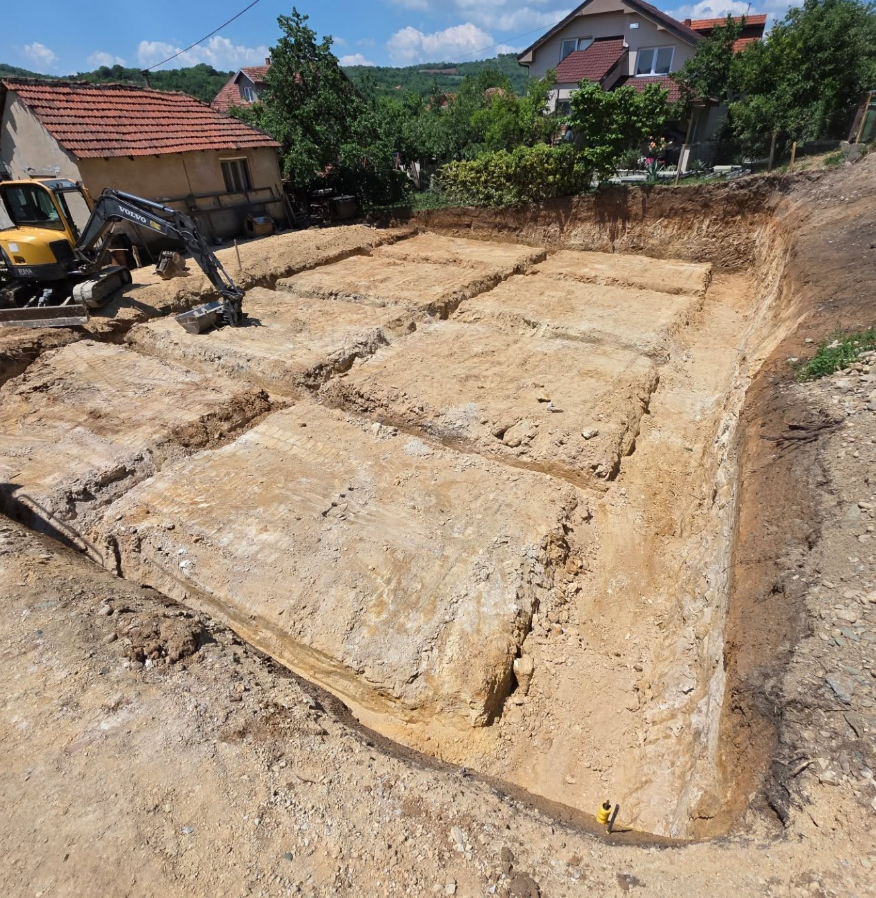 Iskopani temelji sa bagerom na placu