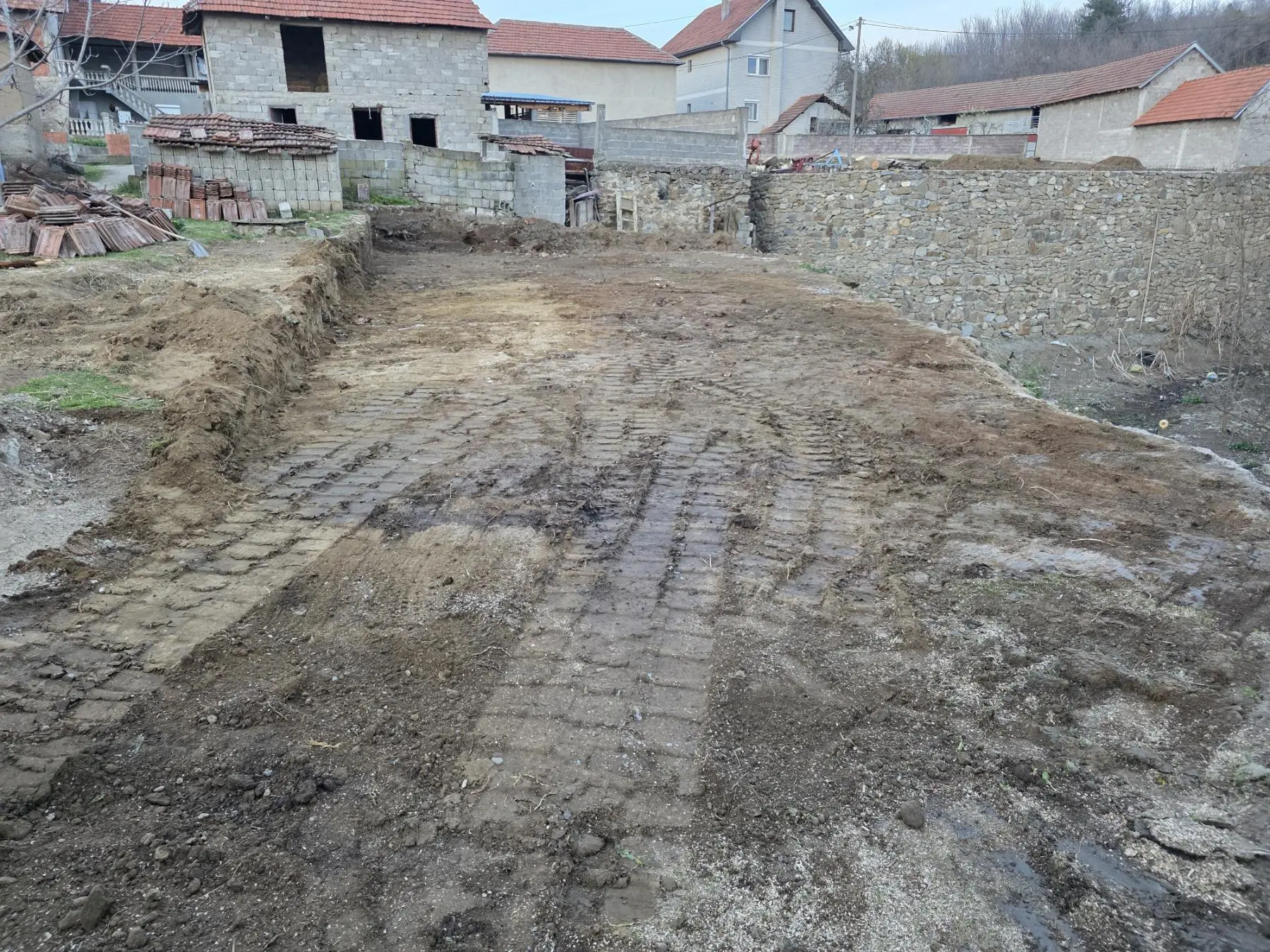 Otvoren i pripremljen plac sa iskopanom kotom