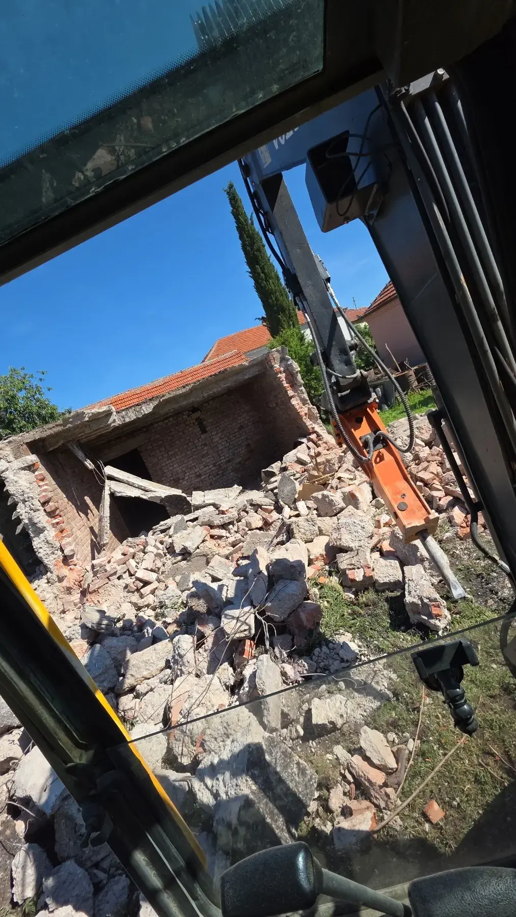 Rušenje pomoćnog objekta hidrauličnim čekićem